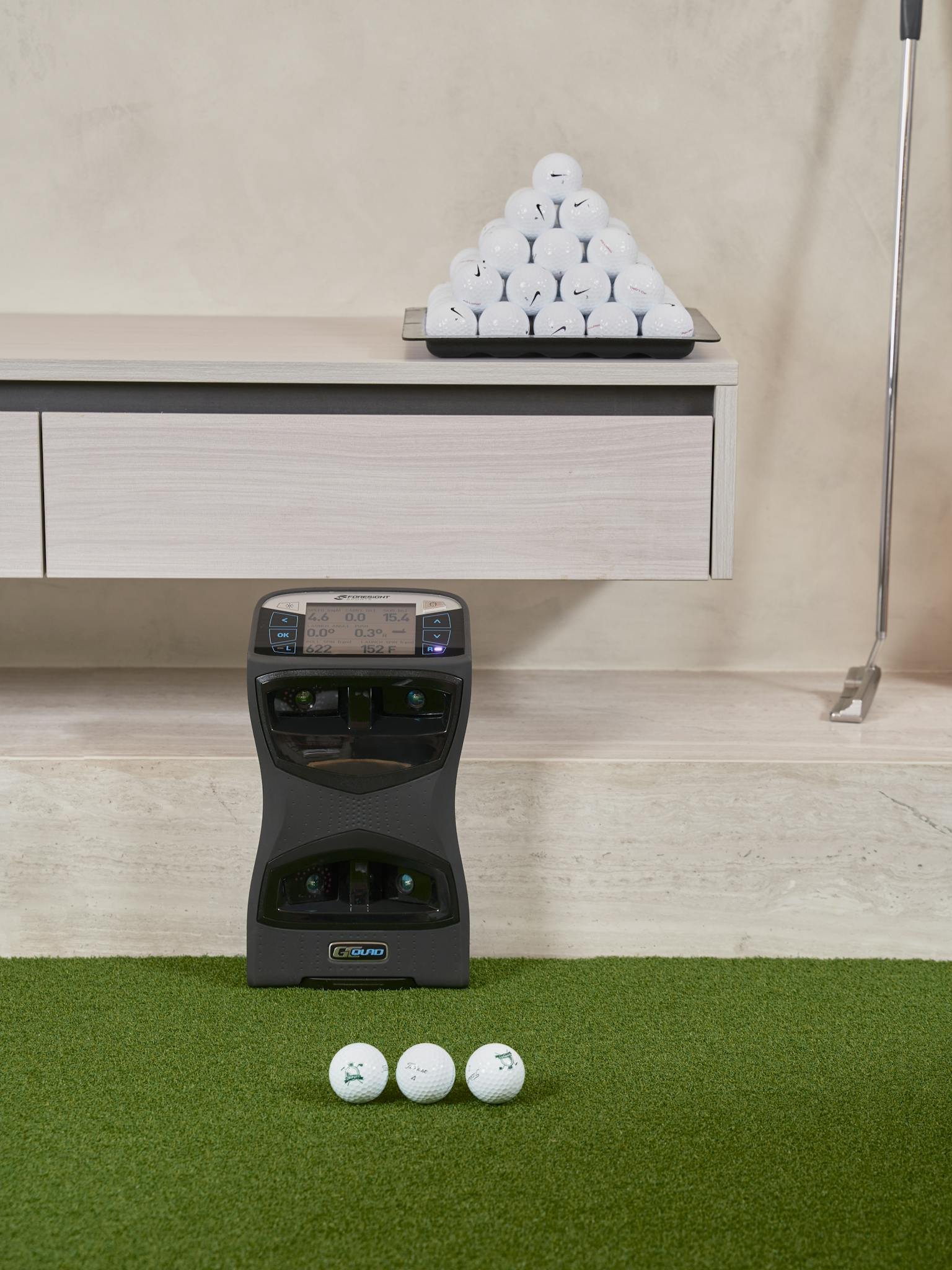Zone d'entraînement indoor avec matériel de golf